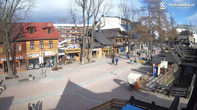 Widok z kamery na deptak Krupówki Dolne w Zakopanem